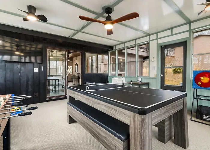 Lake Geneva House W/ Game Room, Sleeps 16, Pets Ok