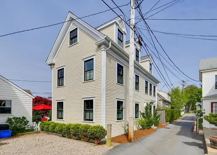 Walk To Beach & Commercial Street! Condo W/ Patio