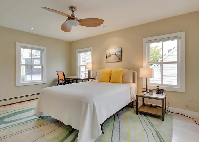 Walk To Beach & Commercial Street! Condo W/ Patio