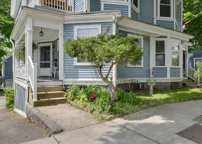 Quaint Beverly Townhome: Walk To Beach & Downtown!