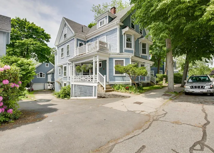 Quaint Beverly Townhome: Walk To Beach & Downtown!