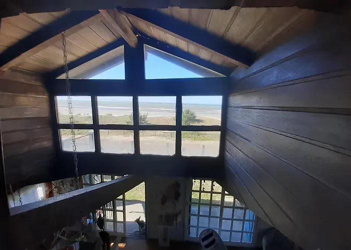 Casa beiramar, vista mar e pinheiros, pé na areia