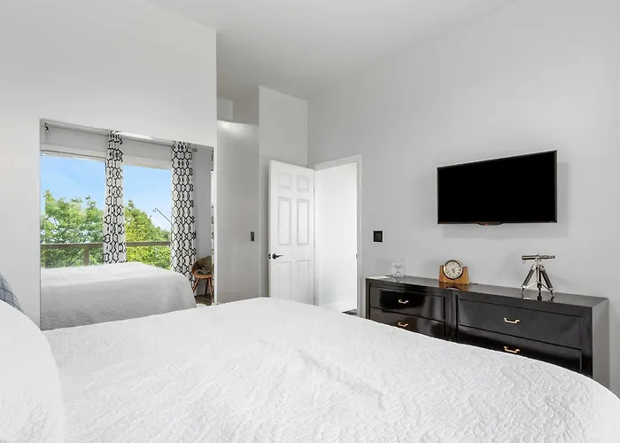 Hiking On-Site: Mtn-View Burnsville Condo!