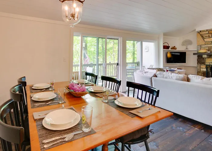 High-End Sapphire Retreat On Fairfield Lake!
