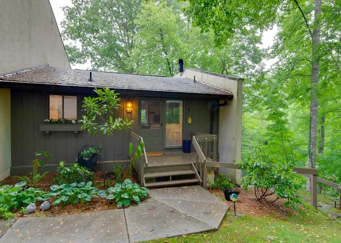 High-End Sapphire Retreat On Fairfield Lake!