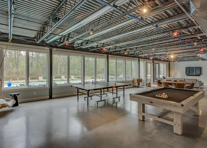 Dahlia By Dwell Vacations