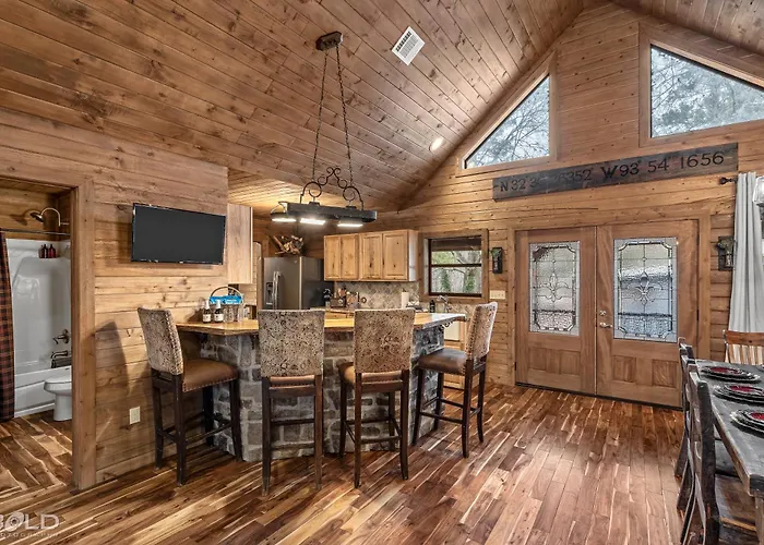 Emerald Isle Log Cabin Hot Tublakefront