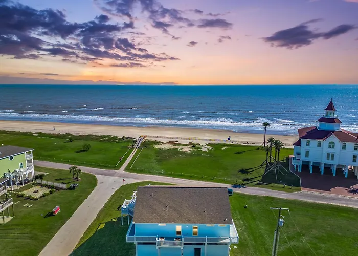 Seaside Sunrise Luxury Beachfront, Hot Tub, Firepit, Elevator