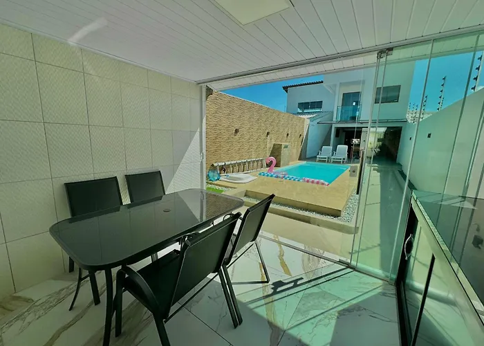 Bela acomodação em jacuipe com churrasqueira, piscina, mesa de sinuca e três quartos, dois sendo suítes! Além de muito espaço por toda a área!