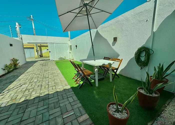 Bela acomodação em jacuipe com churrasqueira, piscina, mesa de sinuca e três quartos, dois sendo suítes! Além de muito espaço por toda a área!