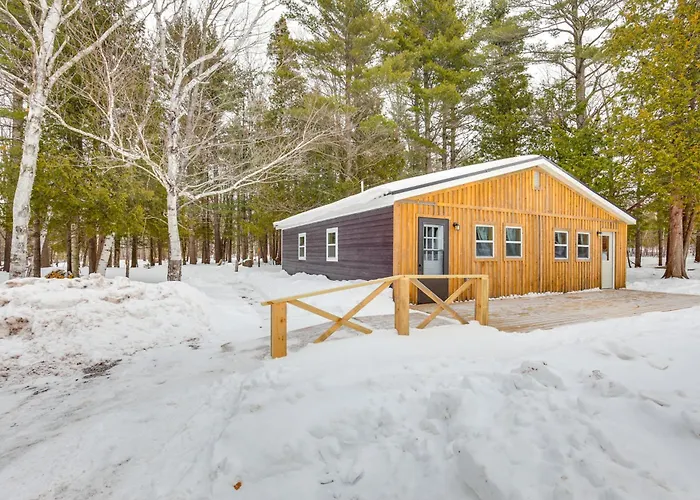 2 Ponds & Trail Access: Peaceful Cabin In Calumet!