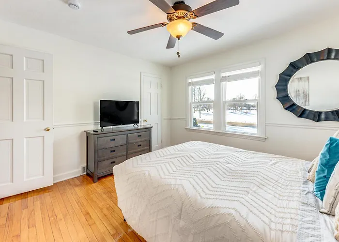 3 Mi To Hospitals: Inviting Rockford Home W/ Yard!