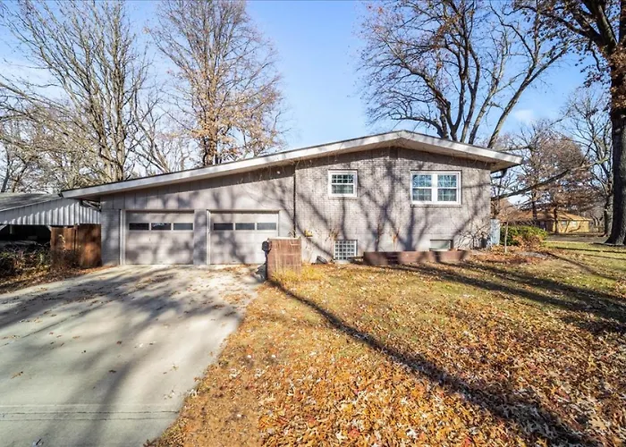3Br Overland Park Home With Patio And Waterfall Pond