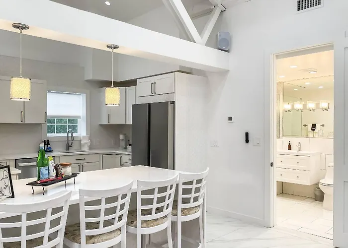 Cozy Cottage In Cos Cob