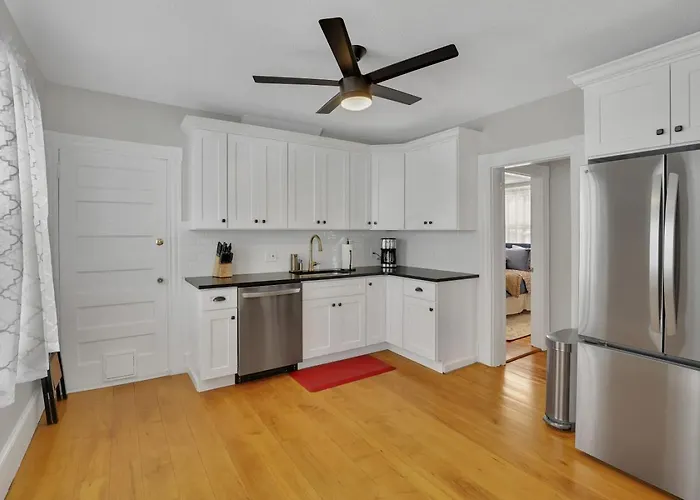 West Hartford Center- Charming New England Apt