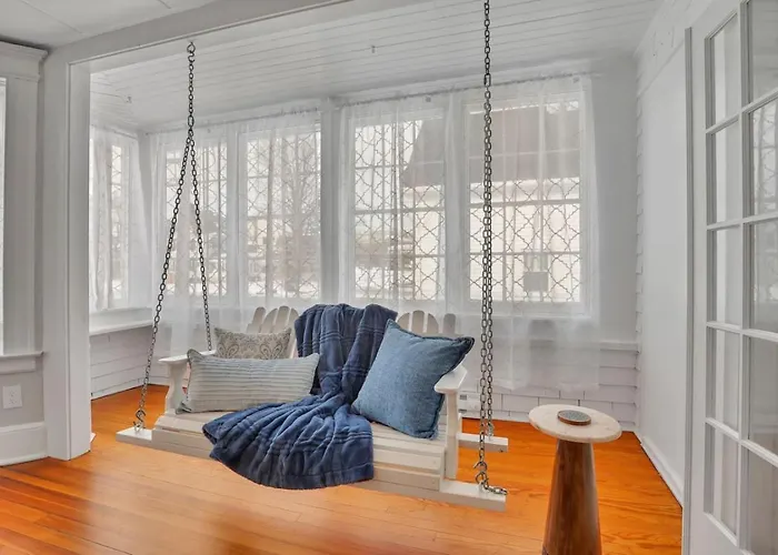 West Hartford Center- Charming New England Apt