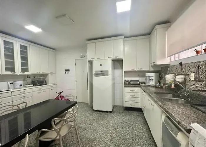 Quarto a 100 metros da praia em Santos na Ponta da Praia