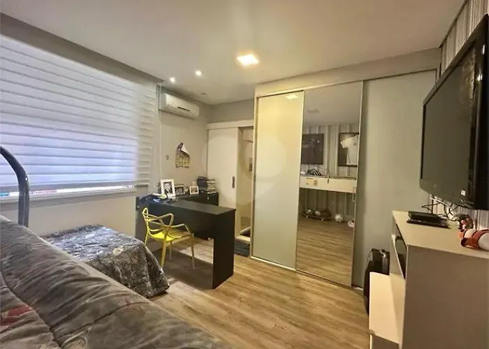 Quarto a 100 metros da praia em Santos na Ponta da Praia