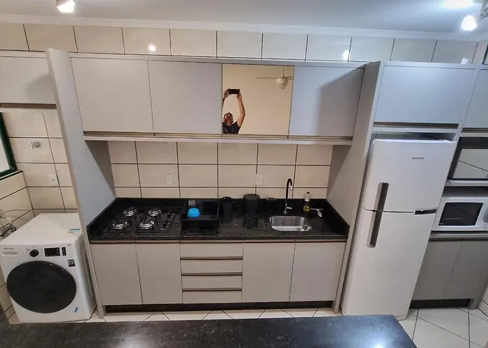 Apartamento pé na areia em Meia Praia com churrasqueira com vista mar