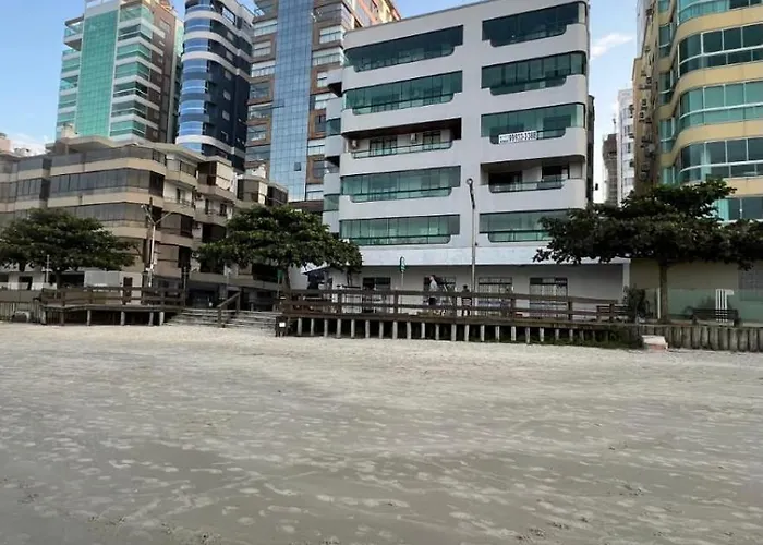 Apartamento pé na areia em Meia Praia com churrasqueira com vista mar