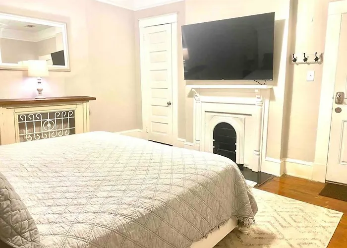 Old Dauphin Way Historic Home - Unit 2