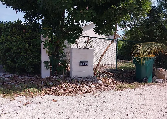 Private Guest House 2 Bedrooms & 2 Baths Near Grace Bay Beach & Long Bay Beach.