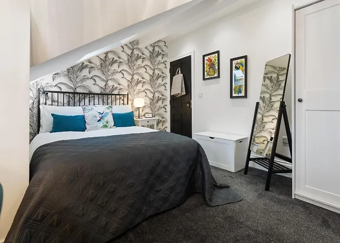 Roman View: Elegant Roundhay Apartment with EV Charging