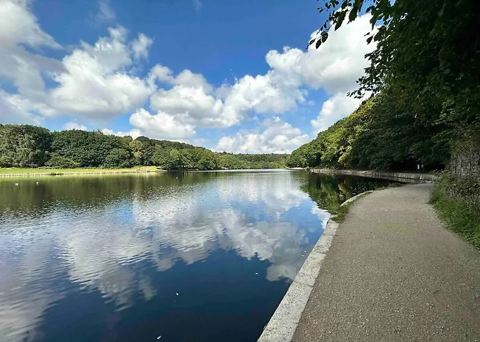 Roman View: Elegant Roundhay Apartment with EV Charging