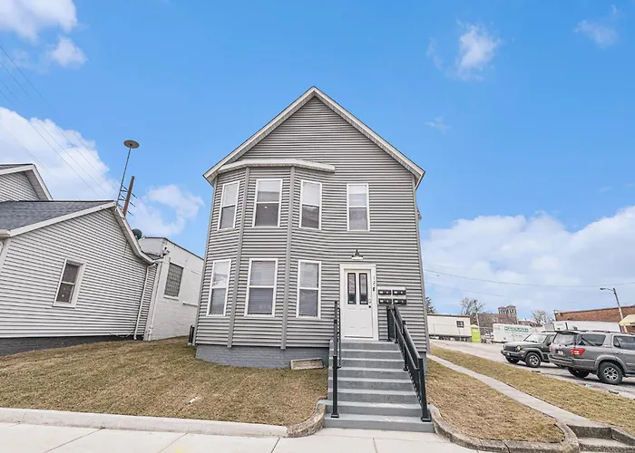 Completely Remodeled Walking Distance To Downtown Close To The Beach Downstairs Washer Dryer