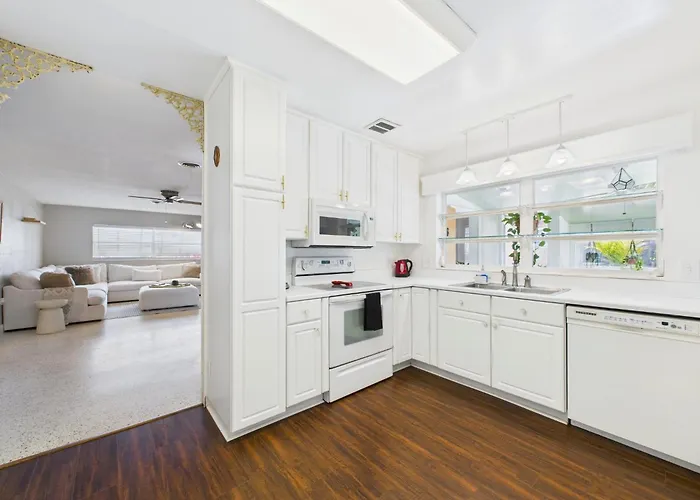 Pet-Friendly 3Br Coastal Retreat Walk To Beach