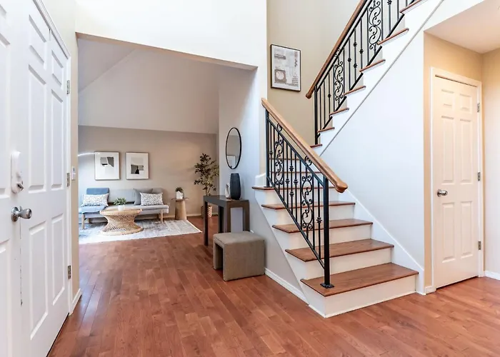 Spacious & Serene 6-Br Family Retreat In Kirkland