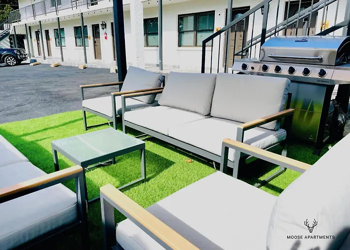 Modern Studio With King Bed Free Parking And Wi-Fi