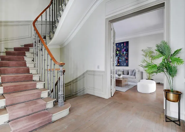 Luxury Mansion With Garden In Heart Of Neuilly