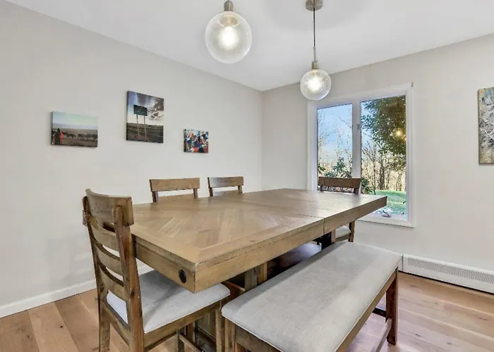 3 Bedroom Hilltop Escape With 5 Private Acres And Hot Tub