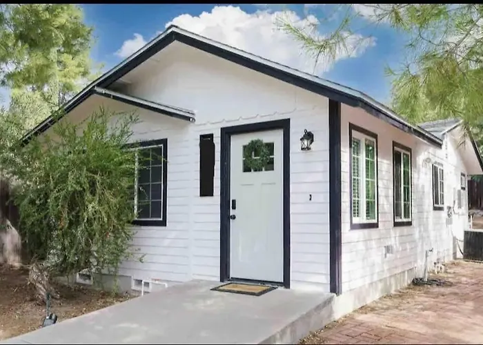 Entire 2 Bedroom Pet Friendly Guest Cottage