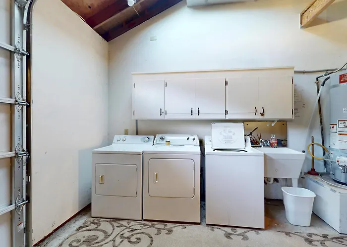 Large Oceanfront Bluff Home - Hot Tub Kids Room