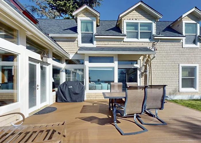 Large Oceanfront Bluff Home - Hot Tub Kids Room