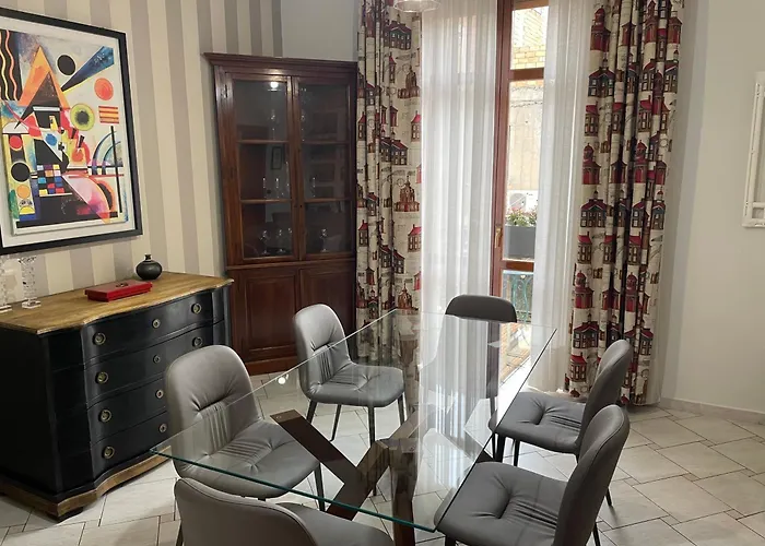 Centro Storico, Piazza Carmine: La Casa Di Angela