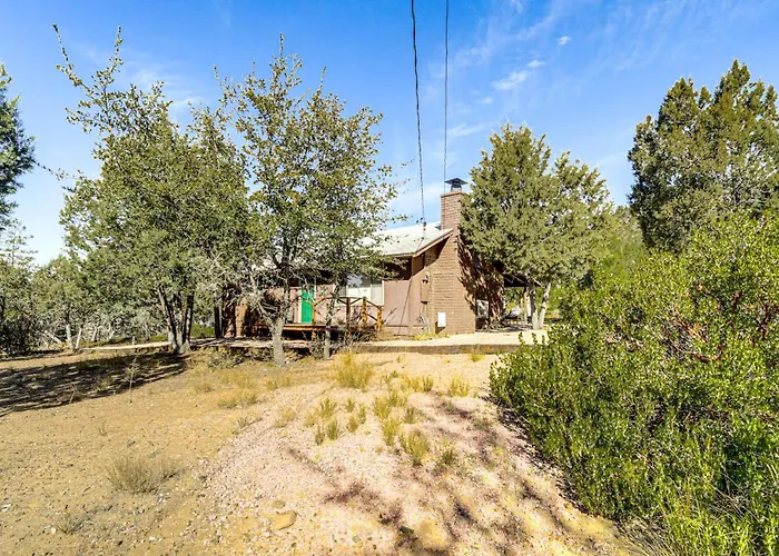 Peaceful Strawberry Cabin: Fire Pit & Hot Tub