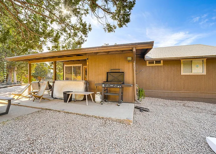 Peaceful Strawberry Cabin: Fire Pit & Hot Tub