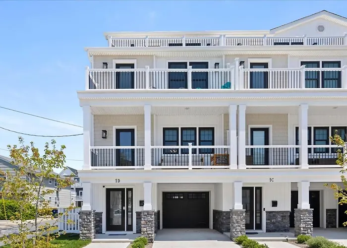 Spacious Newly Built Townhouse 2 Blocks To Beach