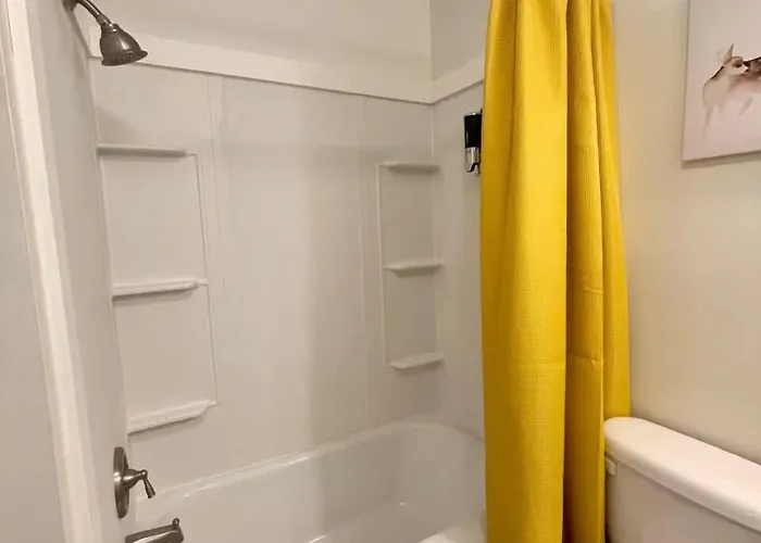 Downtown Yellow Room At Villages On Aurora