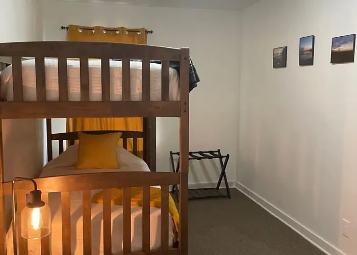 Downtown Yellow Room At Villages On Aurora