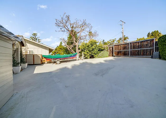Summerland Home W/ Beach Supplies: Walk To Beach!