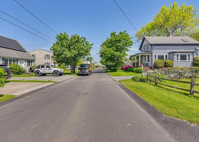 Coastal Home: 1 Mi To Beach, 2 Mi To Dtwn Newport!