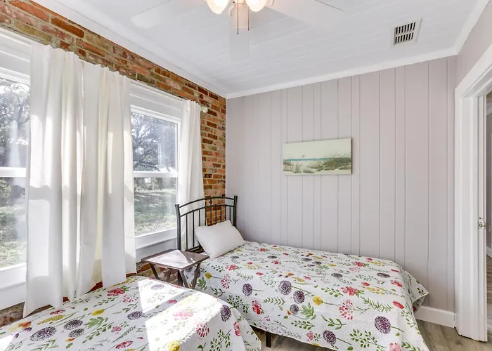 2 Mi To Mashes Sands Beach: Quiet Home W/ Dock!