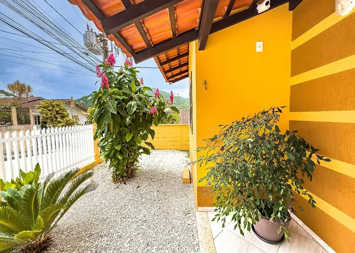 Casa com área gourmet, acomoda até 11 pessoas