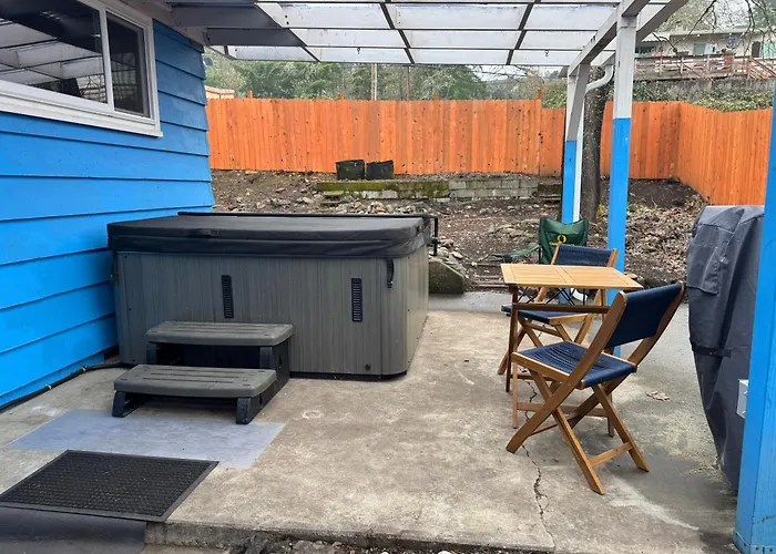 Fresh & Comfy House With Hot Tub, Pool Table, & Bbq