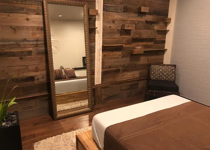 Beautiful Cottage, Hot Tub, In Great Neighborhood