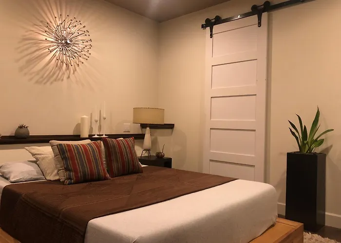 Beautiful Cottage, Hot Tub, In Great Neighborhood